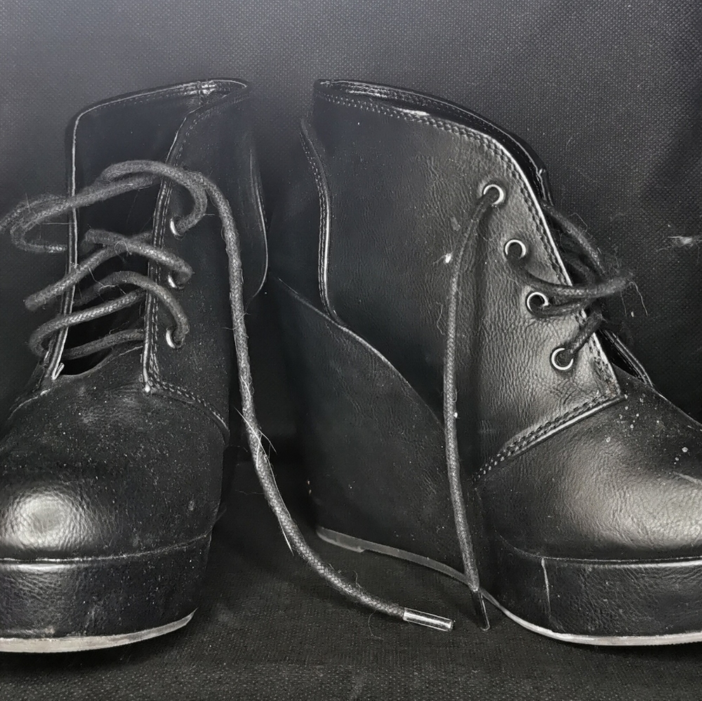 Wedge heel shoe